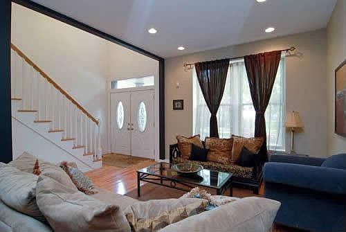 4th image of 1530 N Maplewood Ave