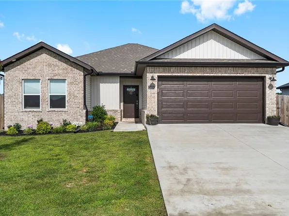 349 N Wyandotte St, Farmington, AR 72730