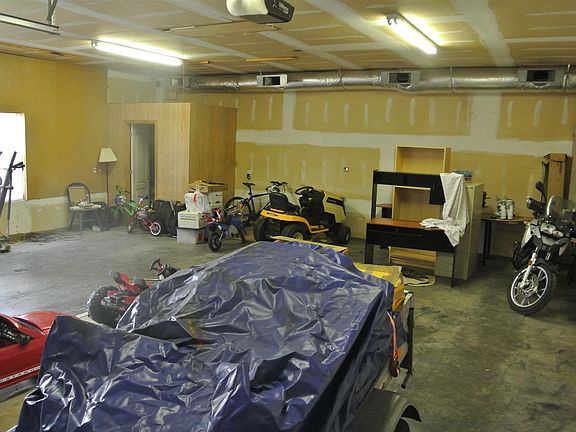 5th image of 481 Martha Ln