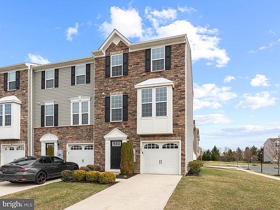 2nd image of 124 Village Green Ln