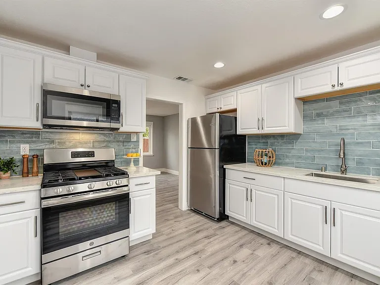 3652 McClellan Dr — Photo 7