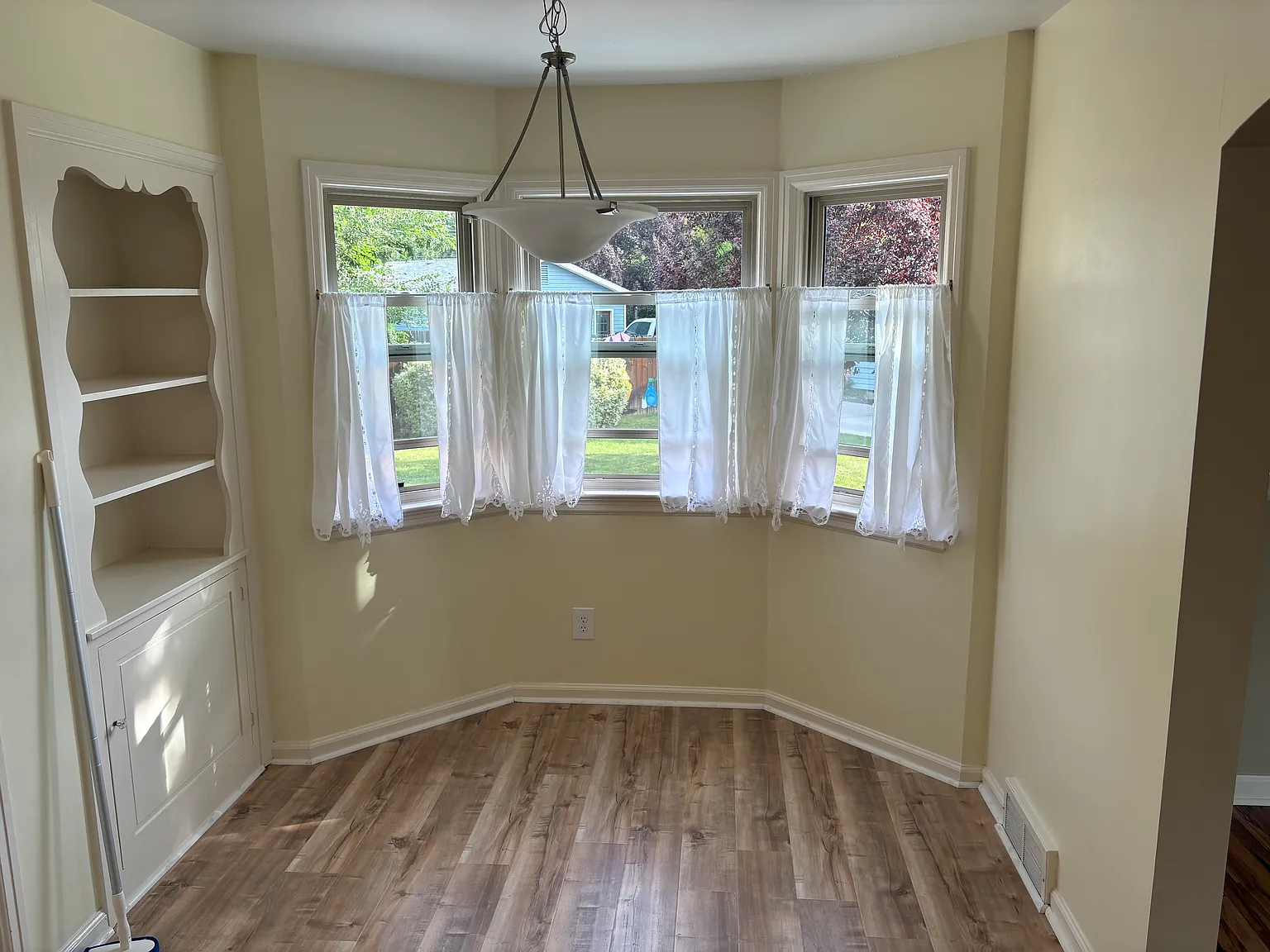 3 bed, 2100 sqft, $2,500 — Photo 4