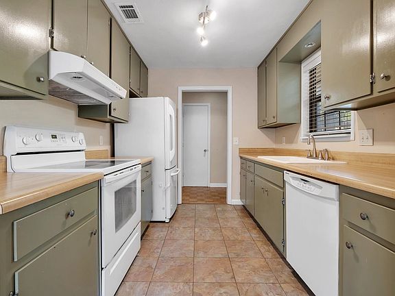 5th image of 3200 Baldwin Dr W