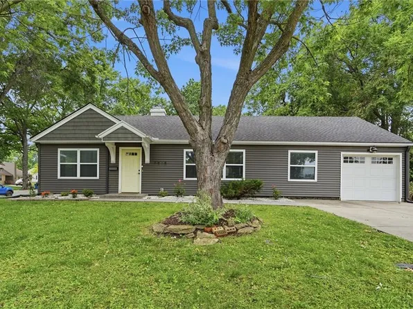7816 Booth Dr, Prairie Village, KS 66208