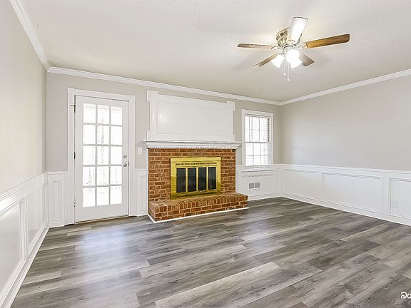 5th image of 2627 Forest Way NE