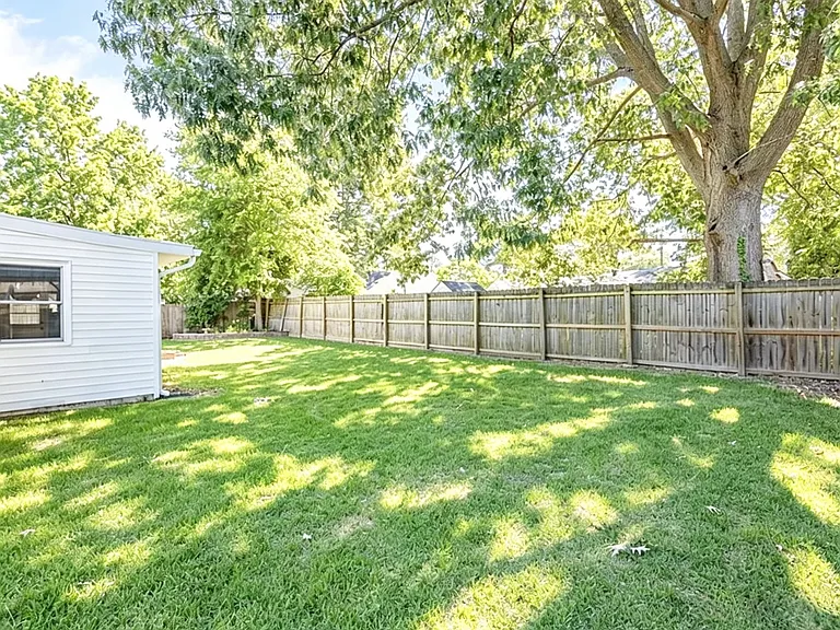210 E Chickasaw Rd — Photo 23