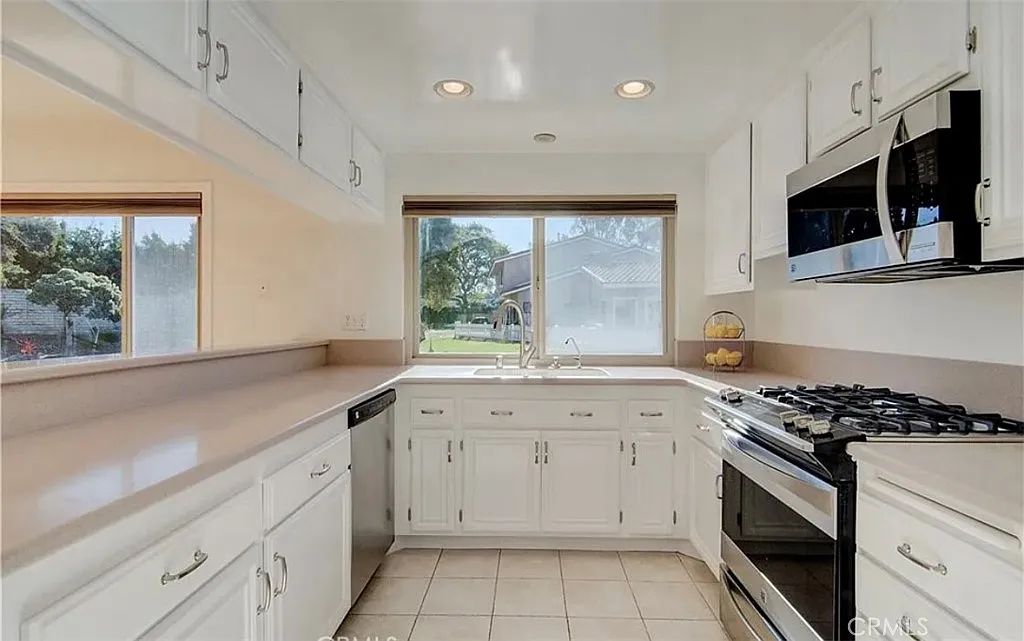 3 bed, 2.5 bath, 1664 sqft, $5,185 — Photo 4