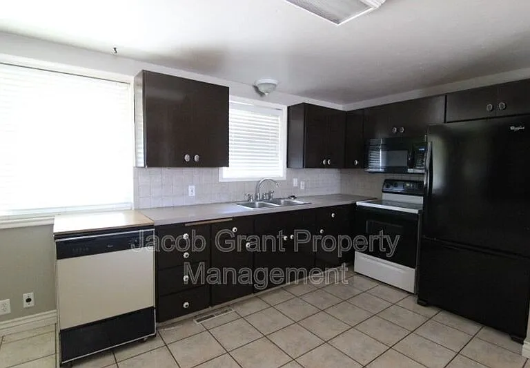 786 Sykes Dr — Photo 2