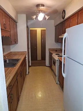 501 W Grand Ave — Photo 4