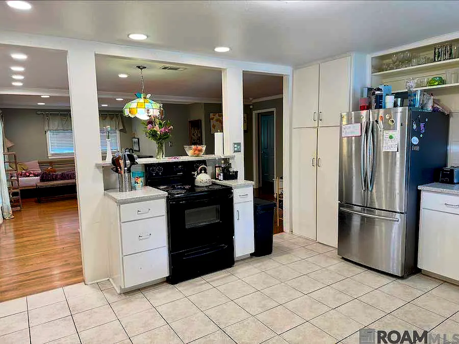 4 bed, 1987 sqft, $2,600 — Photo 2