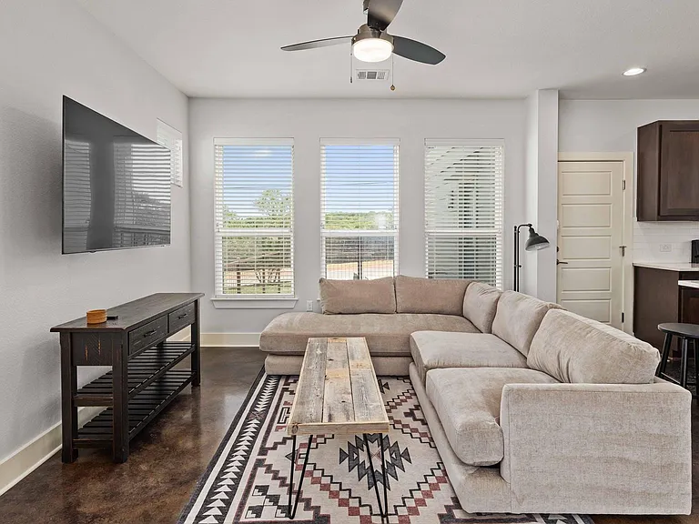2813 Stock Dr — Photo 2