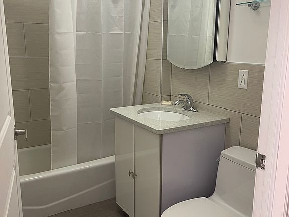 4th image of 521 W 48th St #3D