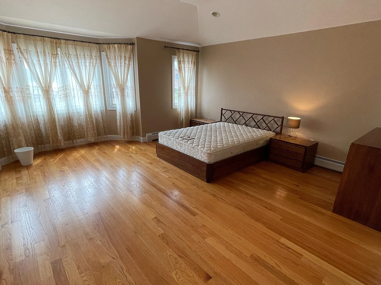 3 bed, 2046 sqft, $5,400 — Photo 4