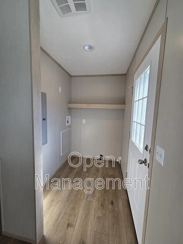 3 bed, 2.0 bath, 1056 sqft, $1,305 — Photo 2