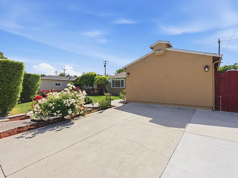 1850 Briarwood Dr — Photo 4