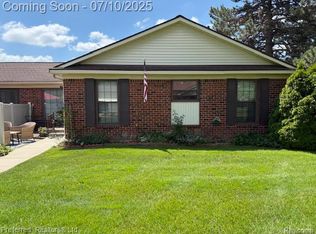 40219 Newport Dr, Plymouth, MI