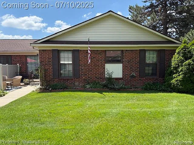 40219 Newport Dr photo 1
