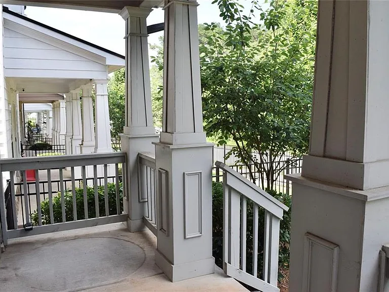 541 Ruths Dr — Photo 2