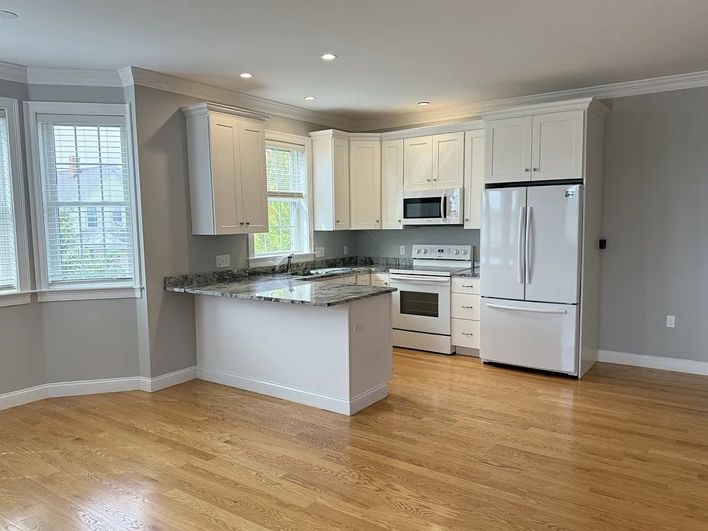 2 bed, 1.5 bath, 1100 sqft, $3,000 — Photo 2