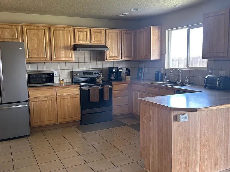 218 E Rose Lake Dr — Photo 2