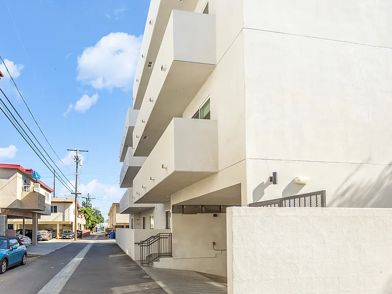 1450 S Barrington Ave — Photo 42
