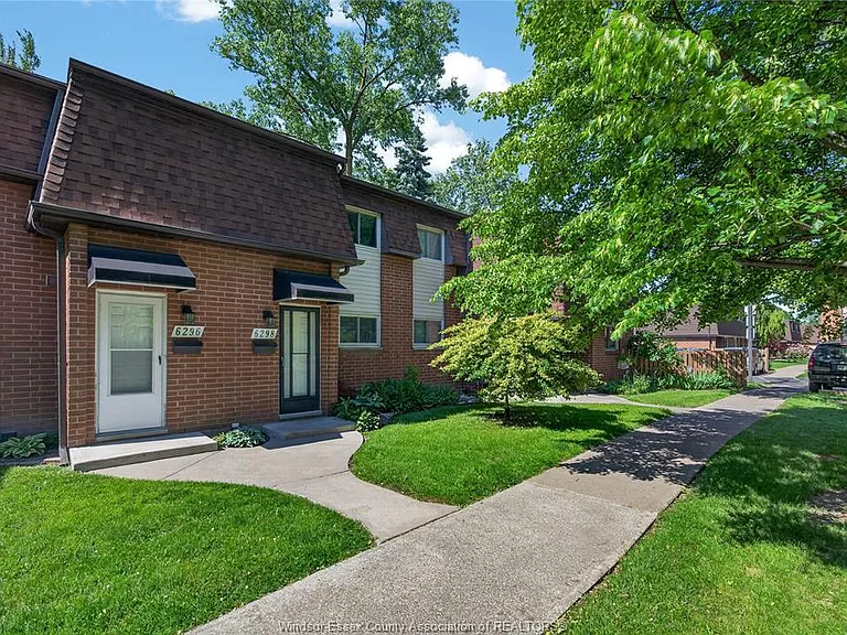 6298 Thornberry Cres — Photo 3