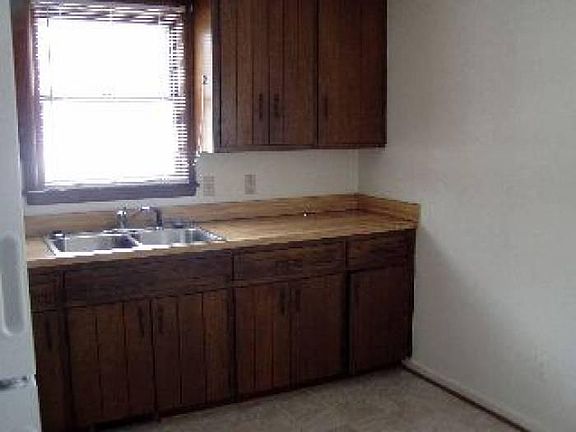3rd image of 17 Valleywood Dr APT B