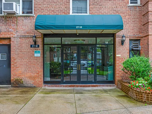 27-10 Parsons Boulevard image 2 of 11