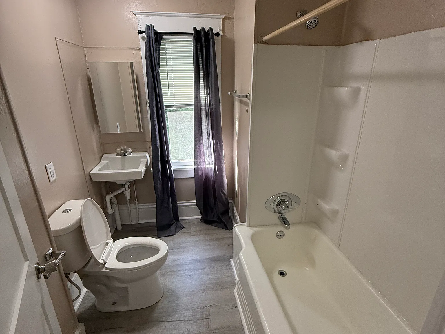 4 bed, 1700 sqft, $1,100 — Photo 4