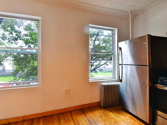 3rd image of 129 Columbia St APT 2F