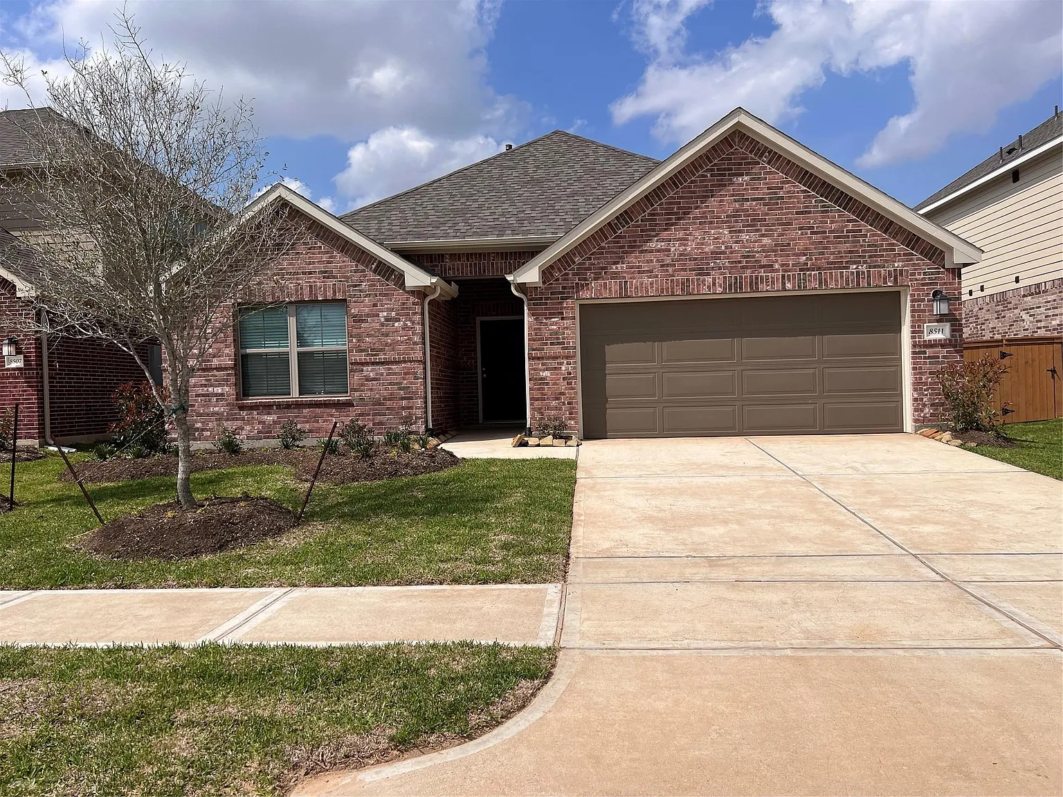 4 bed, 2.0 bath, 2076 sqft, $2,700 — Photo 2