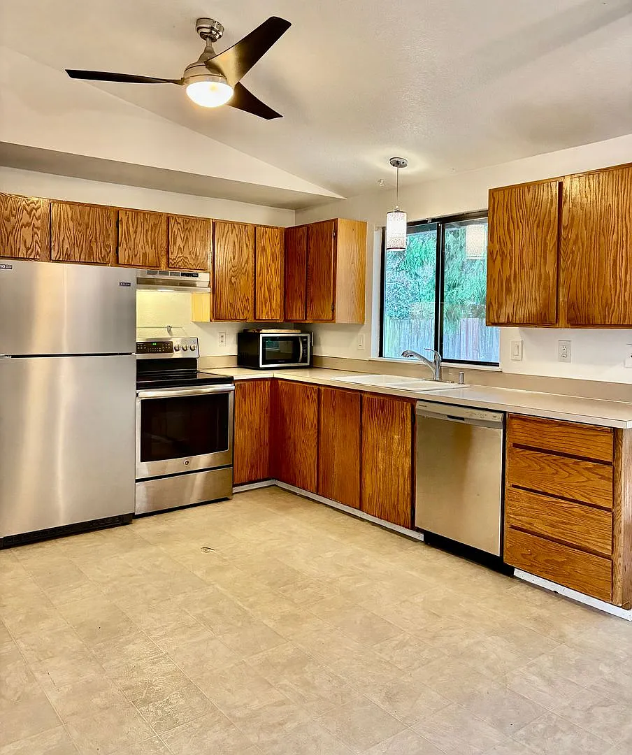 3 Bed / 2 Bath Kirkland-Finn Hill rambler $2,995/month — Photo 2