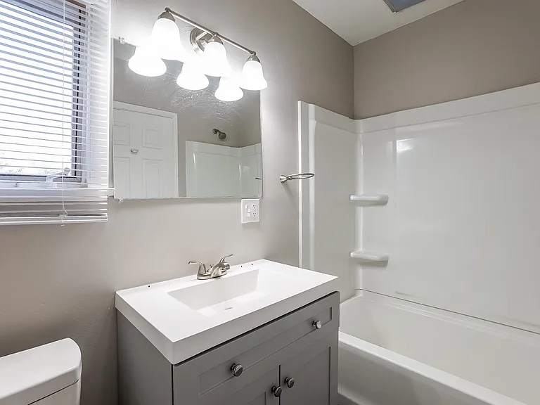 763449_023_main_bathroom_13364709.jpg