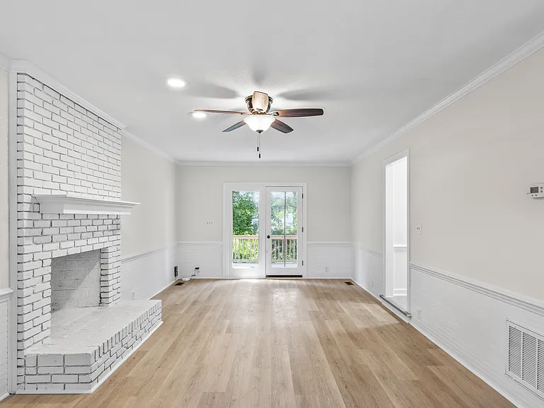 623 Elmwood Ct — Photo 12