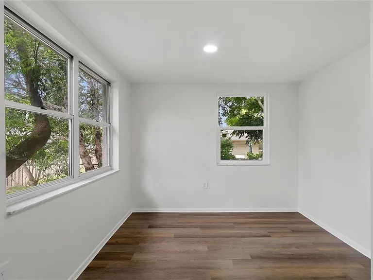 5165 Greenwood St — Photo 29