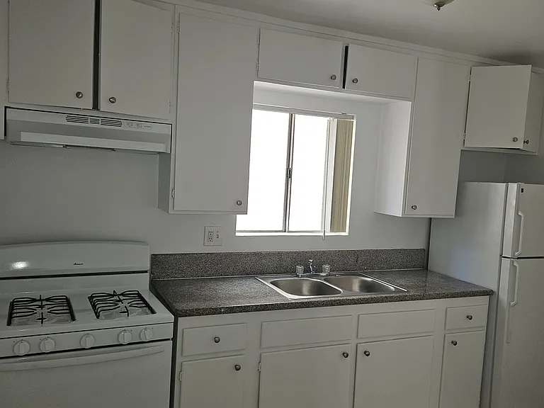 7636 Owensmouth — Photo 8