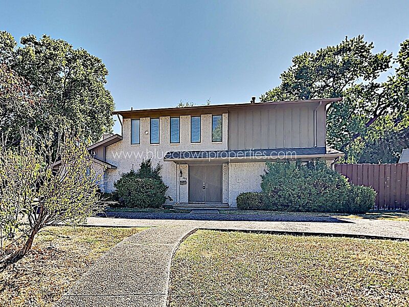 1st image of 2816 S Surrey Dr