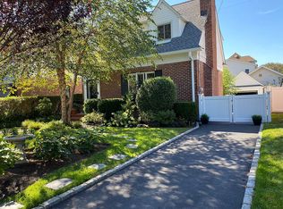 18 Piccadilly Downs, Valley Stream, NY 11581