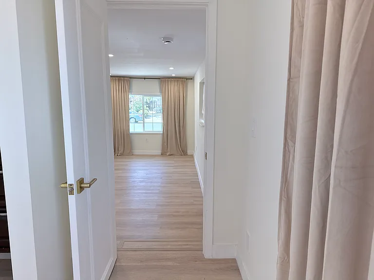 726 W 9th St — Photo 22