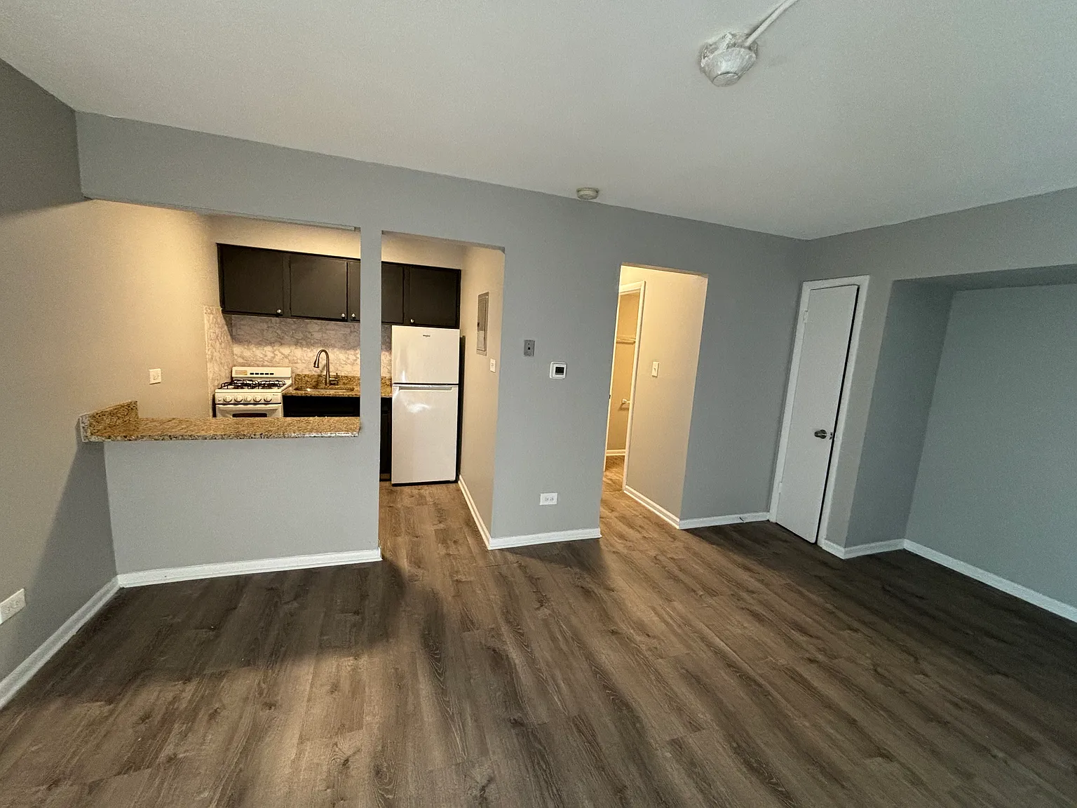 1 bed, 1.0 bath, $1,095 — Photo 2