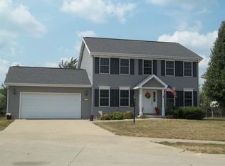 10 Stonefield Ln, Charleston, IL 61920