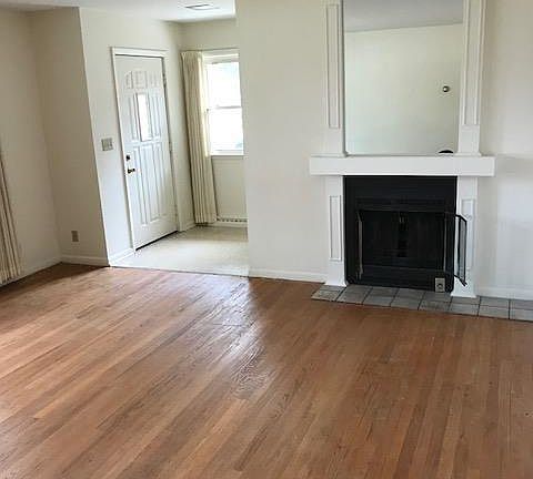 2nd image of 1200 Hillcrest St