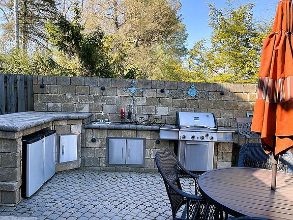 4th image of 6055 Pinehurst Ct