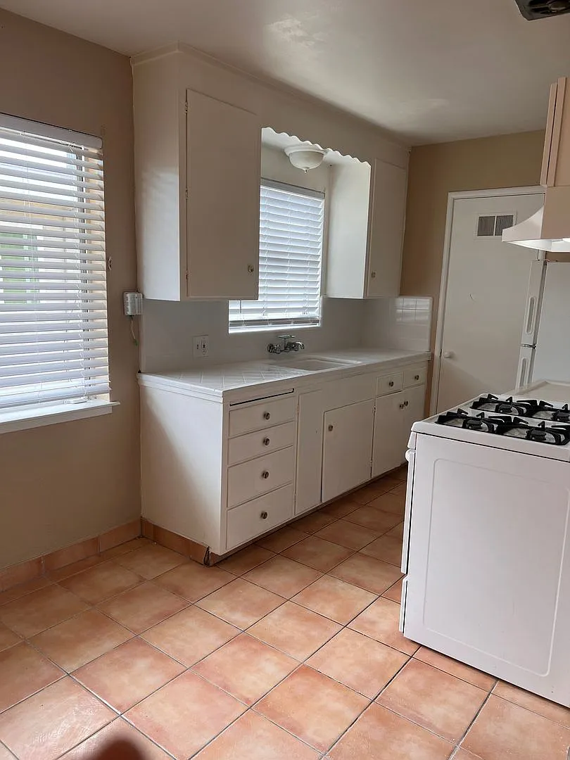 0146 - Clifton Ave 389 — Photo 4
