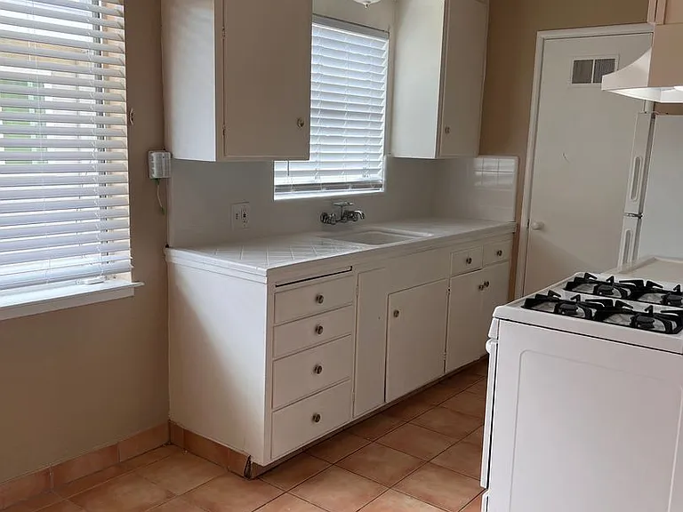 389 Clifton Ave — Photo 4