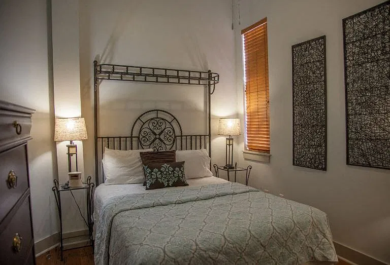 DH Holmes Apartments — Photo 47