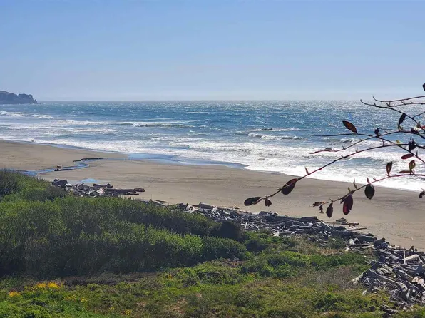 16225 Gilbert Way, Smith River, CA 95567