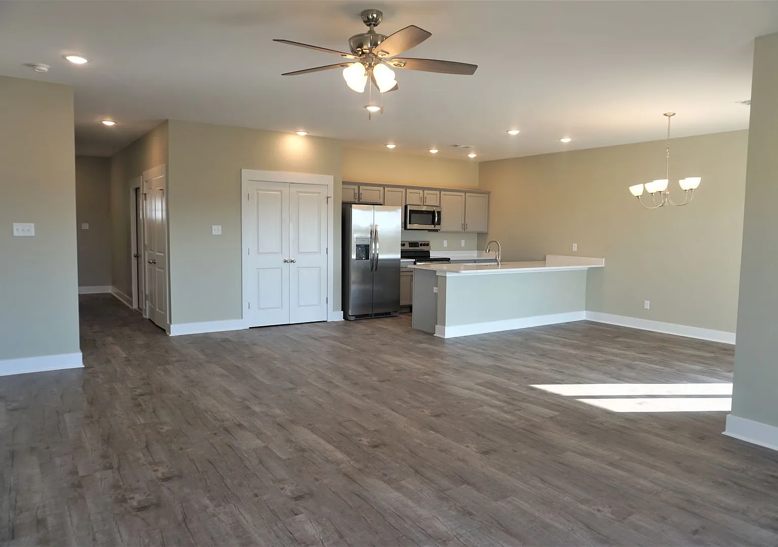3 Bedroom, 2 Bath Home with Privacy Fence located in Valley View MAY 2025 — Photo 4