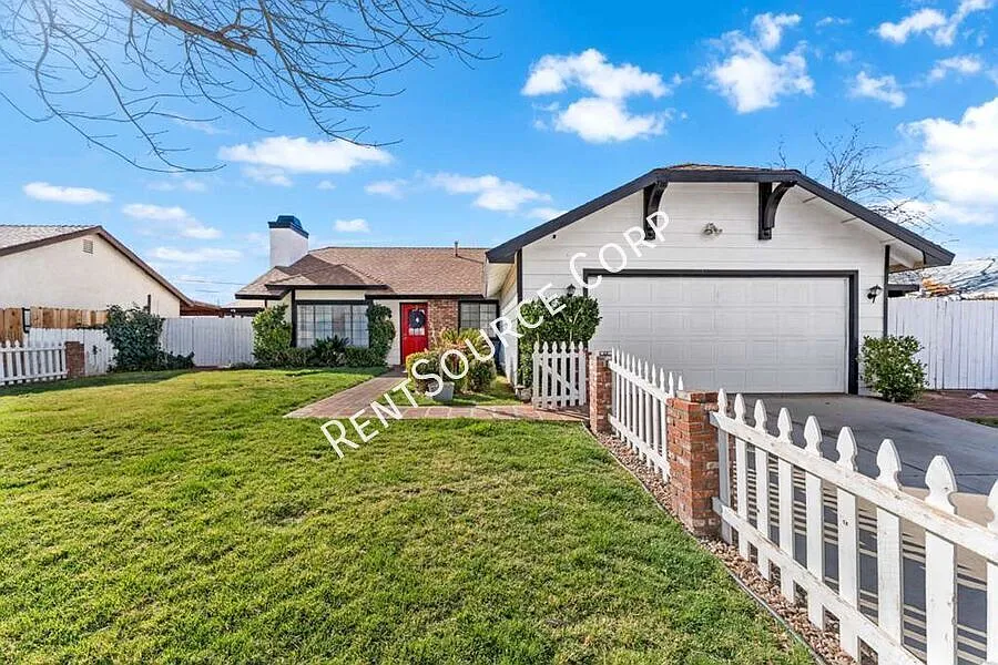 3 Bedroom, 2 Bath Pool Home for Rent in Palmdale — Photo 3