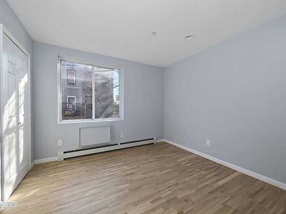 3rd image of 385 Vernon Ave #3N